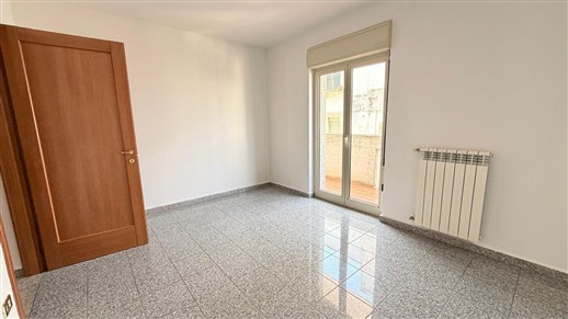 Centrale Appartamento Di 3 Vani & Acc. Buono Stato, Doppia Esposizione e Box.